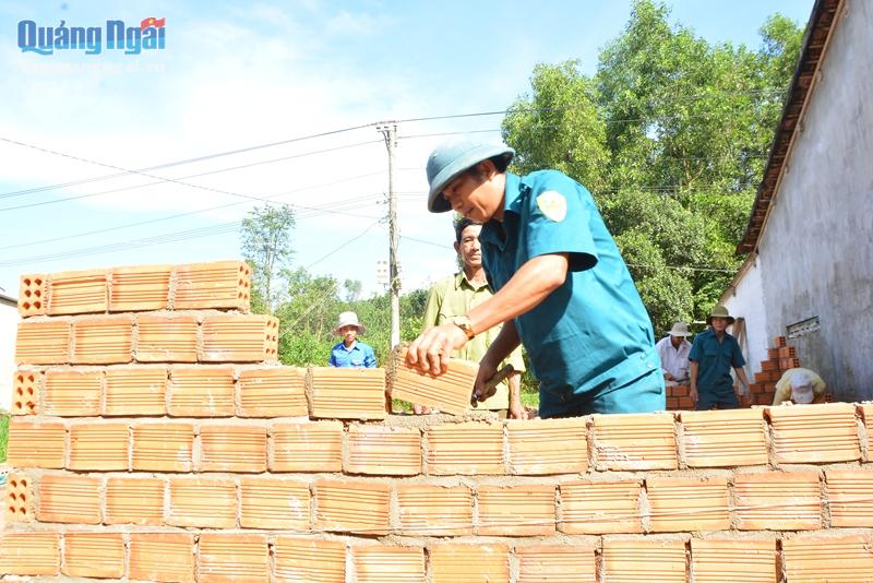 Lực lượng tình nguyện ở địa phương giúp xây dựng nhà mới cho cụ Được.