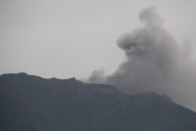 Núi lửa Agung bắt đầu phun trào từ chiều 21-11 - Ảnh: PVMBG/ THEJAKARTAPOST