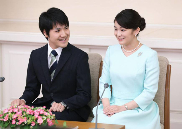 Công chúa Mako và hôn phu Kei Komuro tham dự họp báo ở Tokyo để thông báo kế hoạch đám cưới (Ảnh: Kyodo)