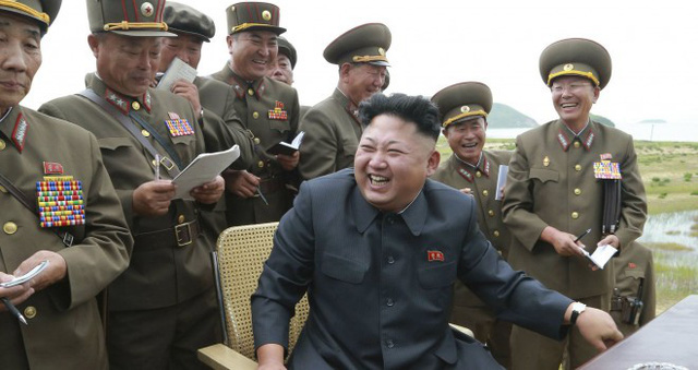 Nhà lãnh đạo Triều Tiên Kim Jong-un và các quan chức quân đội. (Ảnh: AFP)