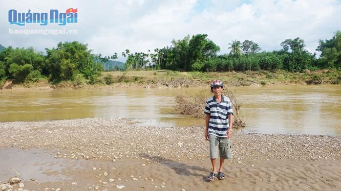 Vì bị ngăn sông nên việc đi lại, học tập của người dân thôn Gò Rộc, Tà Màu đến trung tâm xã gặp nhiều khó khăn.