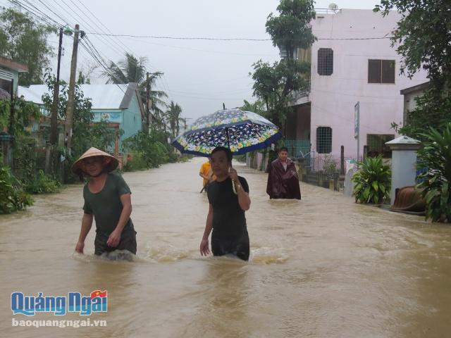 Nước lũ tràn qua đường liên xã Phổ Văn đi Phổ Phong