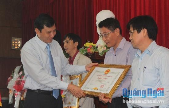 Phó Chủ tịch UBND tỉnh Phạm Trường Thọ tặng bằng khen cho cá nhân có thành tích trong công tác xây dựng, thi hành và bảo vệ pháp luật trên địa bàn tỉnh, giai đoạn 2015- 2017.