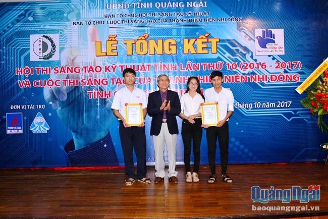 Với niềm đam mê sáng tạo khoa học kỹ thuật, Danh (bên trái) vinh dự nhận được giải nhất cấp tỉnh cuộc thi STTTNND năm 2017.