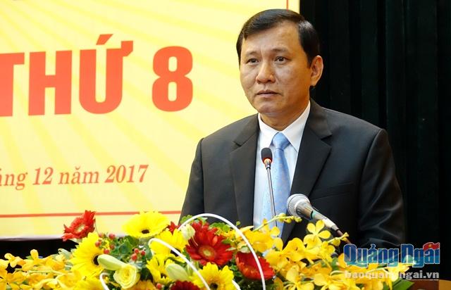 Phó Chủ tịch UBND tỉnh Phạm Trường Thọ trình bày báo cáo tại kỳ họp