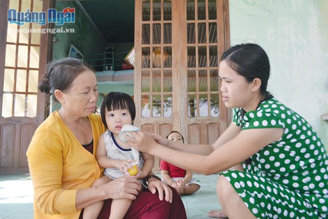 Bà Bùi Thị Vân (bên trái) tự nguyện đảm nhận công việc đến nhà 188 hộ dân trong khu dân cư để thu phí thu gom rác hằng tháng.