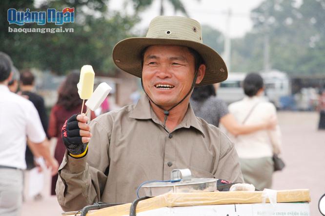 Anh Bính (người Quảng Bình) bán kem trước chùa Thạt Luổng (Viêng Chăn - Lào)