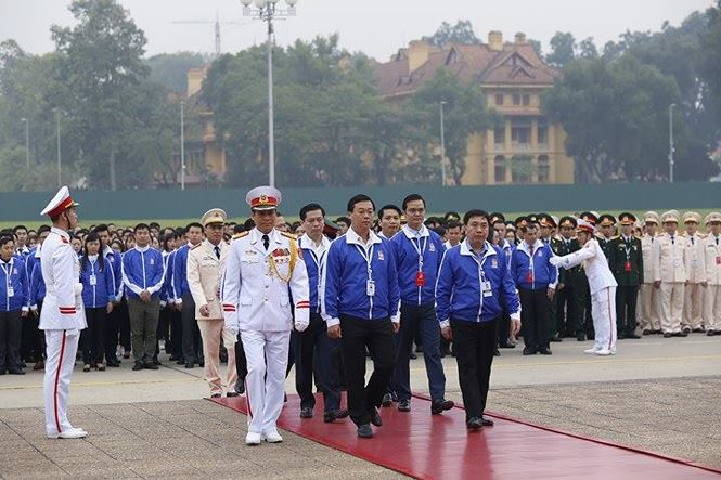 Hàng nghìn đại biểu là những cán bộ, đoàn viên ưu tú vào Lăng viếng Chủ tịch Hồ Chí Minh và dâng hương tại Đài tưởng niệm các Anh hùng liệt sỹ Bắc Sơn trước khi Phiên làm việc thứ nhất diễn ra. Ảnh: Như Ý