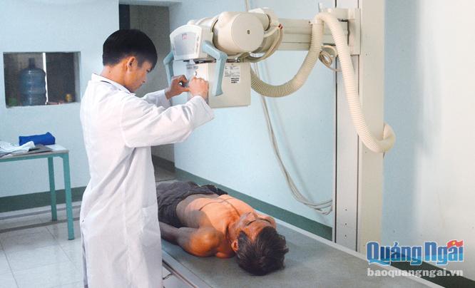 Dù chưa có cử nhân chẩn đoán hình ảnh, nhưng Trung tâm Y tế  huyện Sơn Tây vẫn phải thực hiện chụp X-quang cho một số trường hợp bệnh nhân.