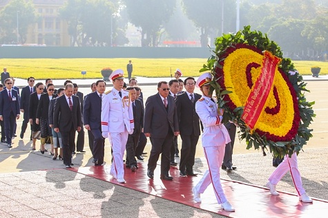  Tổng Bí thư, Chủ tịch nước Lào vào Lăng viếng Chủ tịch Hồ Chí Minh. Ảnh: CAND