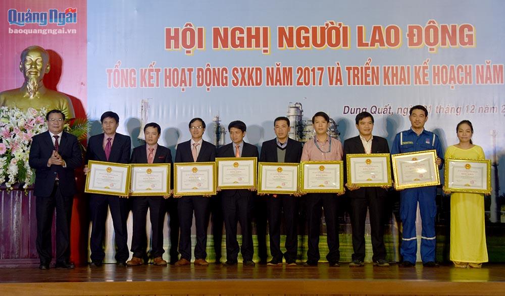 Phó Chủ tịch UBND tỉnh Nguyễn Tăng Bính tặng bằng khen cho các cá nhân