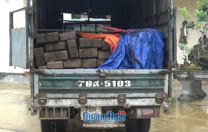 Xe ô tô chở gỗ không rõ nguồn gốc bị Công an huyện Sơn Tây bắt giữ