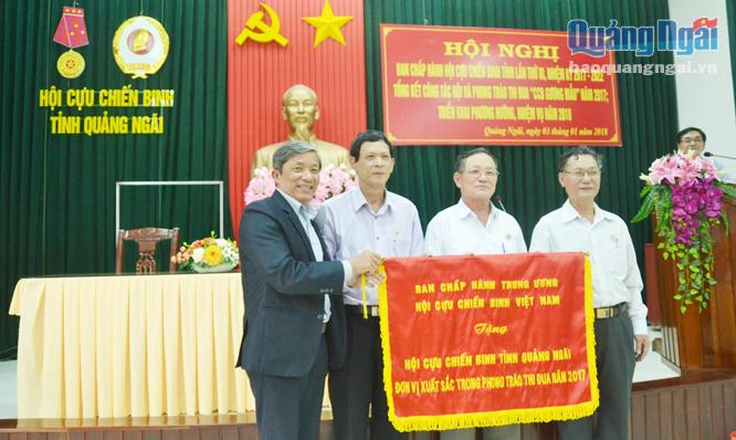 Hội CCB tỉnh đón nhận cờ thi đua do Trung ương Hội CCB Việt Nam trao tặng.
