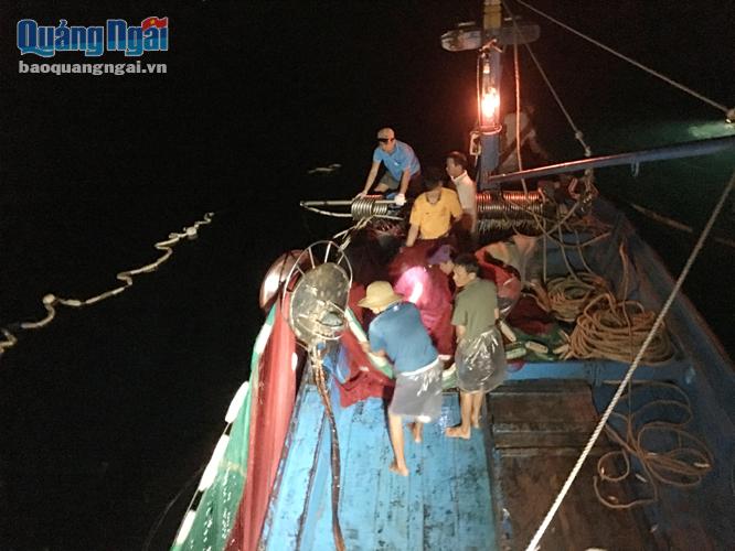 Ngư dân đi bạn trên tàu cá của ông Xếch đang kéo lưới trên biển đêm
