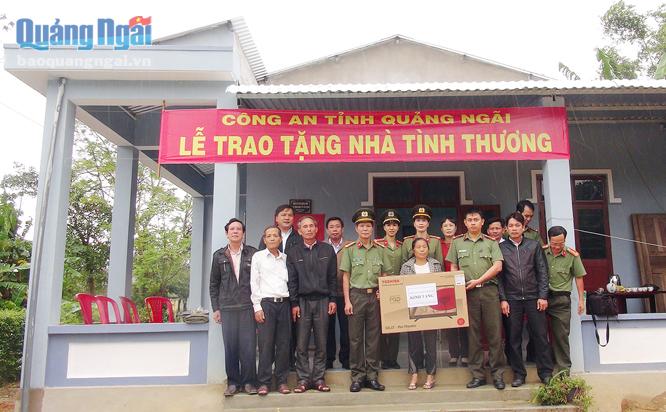 Công an tỉnh bàn giao nhà tình thương cho gia đình bà Nguyễn Thị Tiếp ở thôn Vùng 4, xã Phổ Thuận (Đức Phổ).