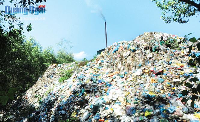  Rác thải được thu gom ở thị trấn Ba Tơ và các xã lân cận được huyện Ba Tơ cho mang lên đồi cao đổ trực tiếp ra môi trường.