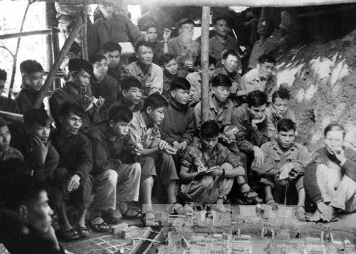 Các chiến sĩ phân đội 1 và 2 quân Giải phóng Trị - Thiên - Huế nghiên cứu sa bàn trước khi tấn công trung đoàn 7 thiết giáp ngụy. Ảnh tư liệu: Nguyễn Hồng Sáu/TTXGP
