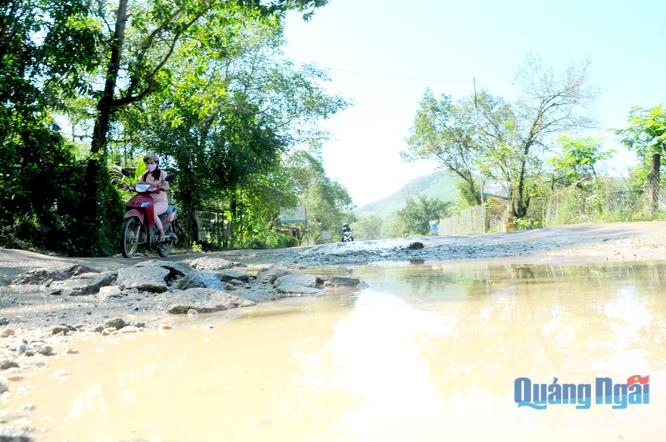 Quốc lộ 24 đoạn qua huyện Ba Tơ bị hư hỏng nặng, ảnh hưởng đến người tham gia giao thông.    