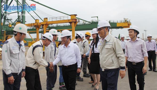 Bí thư Tỉnh ủy, Trưởng Đoàn ĐBQH tỉnh Lê Viết Chữ thăm hỏi, kiểm tra tình hình sản xuất của Nhà máy Doosan Vina tại KKT Dung Quất.