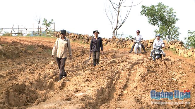  Hiện trạng mặt đường Ba Trang - Ba Khâm (đoạn qua thôn Làng Leo, xã Ba Trang).