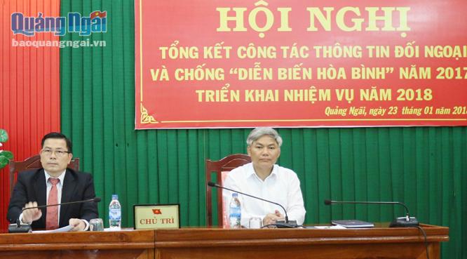 Phó Bí thư Tỉnh ủy Trần Văn Minh và Trưởng Ban Tuyên giáo Tỉnh ủy Võ Văn Hào chủ trì hội nghị. Ảnh: BS