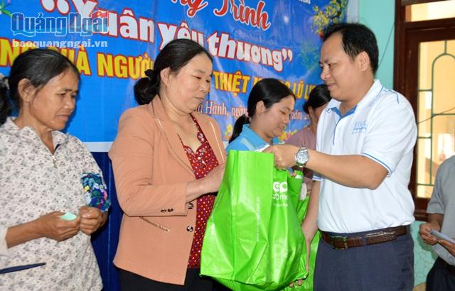 Đại diện Cựu sinh viên Bách khoa- Phú Thọ tại Quảng Ngãi trao quà cho người dân