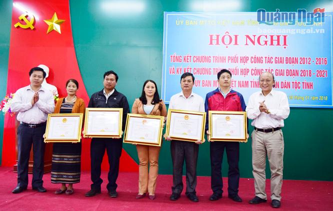 Trao bằng khen của UBND tỉnh và Ủy ban MTTQ Việt Nam tỉnh cho các tập thể và cá nhân tại hội nghị.
