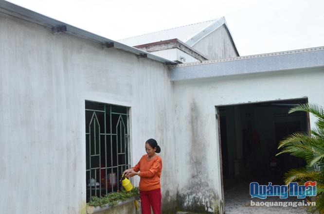 Bà Đinh Thị Xoan ở thôn Sơn Trà, xã Bình Đông (Bình Sơn) dọn nhà để chuẩn bị đón Tết.