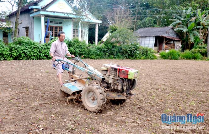 Từ nguồn vốn vay của hợp tác xã, ông Bùi Thọ, xã Bình Khương mua máy làm đất phục vụ sản xuất nông nghiệp.