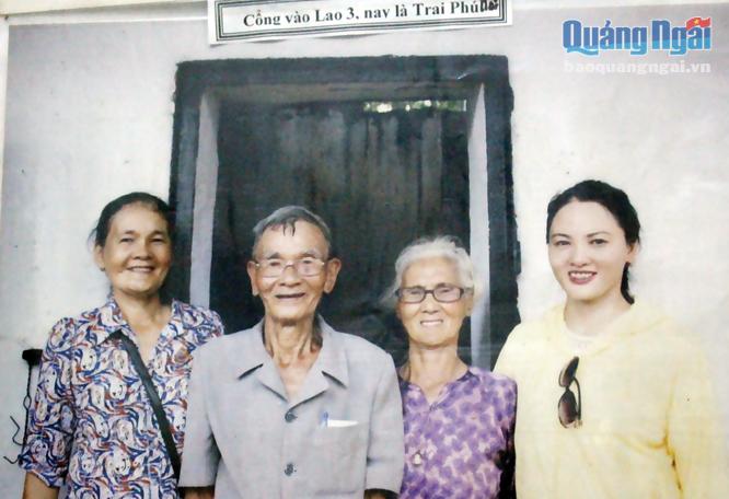 Ông Phạm Ngọc Điệp cùng  người thân chụp hình lưu niệm khi ra thăm lại Côn Đảo năm 2016.
