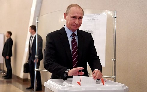 Tổng thống Nga Vladimir Putin bỏ phiếu trong cuộc bầu cử địa phương ở Moscow năm 2017 - (Ảnh: Reuters)