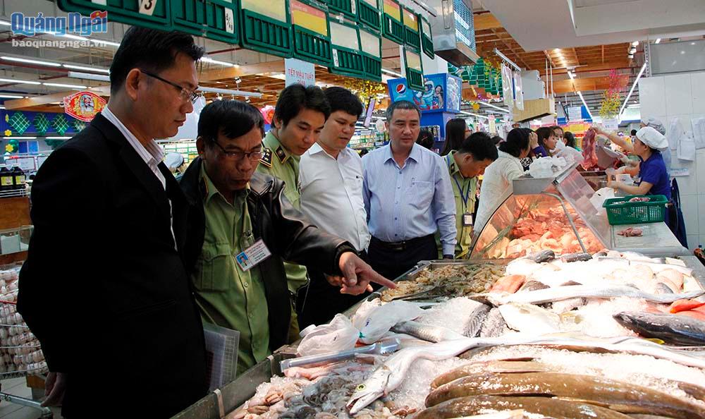 Đoàn kiểm tra mặt hàng thực phẩm tươi sống tại Siêu thị Co.op Mart Quảng Ngãi