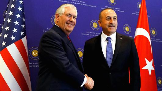 Ngoại trưởng Thổ Nhĩ Kỳ Mevlut Cavusoglu (phải) gặp gỡ người đồng cấp Mỹ Rex Tillerson tại Ankara. Ảnh: CNBC