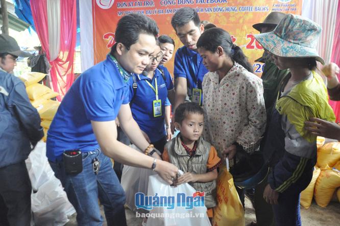  Thầy Nguyễn Trúc Kha (đầu tiên bên trái) tặng quà cho học sinh vùng cao.