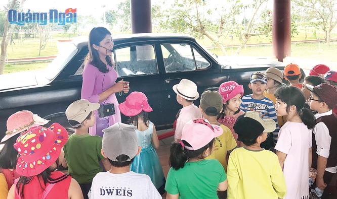 Học sinh Trường Mầm non 19.5 đang nghe giới thiệu về chiếc xe Vonga của Thủ tướng Phạm Văn Đồng.