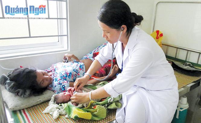 Bác sĩ Phòng khám đa khoa khu vực Trà Tân (Trà Bồng) chăm sóc cho sản phụ mới sinh.