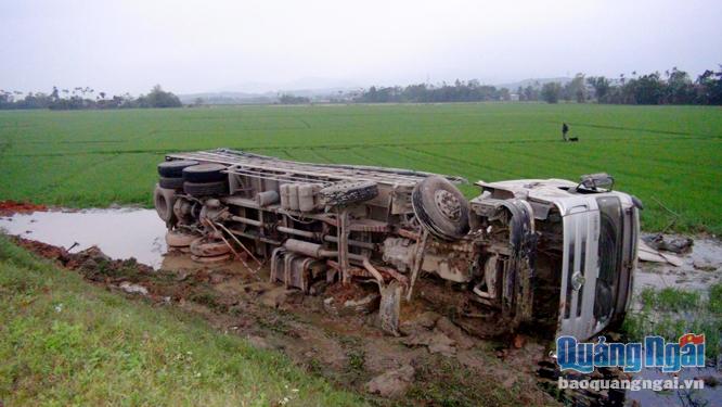  Hiện trường ô tô tải 78C- 04488 chở gạch do tài xế buồn ngủ đã bị lật xuống ruộng, ở xã Đức Minh (Mộ Đức).