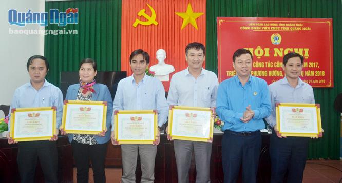 Chủ tịch Công đoàn Viên chức tỉnh Vũ Hoài Phương trao giấy khen cho các công đoàn cơ sở đạt thành tích xuất sắc trong năm 2017.                     Ảnh: P.Lý