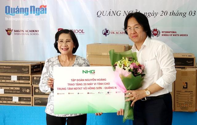 Đại diện lãnh đạo Tập đoàn Nguyễn Hoàng trao tặng 20 chiếc máy tính cho Trung tâm nuôi dạy trẻ khuyết tật Võ Hoàng Sơn