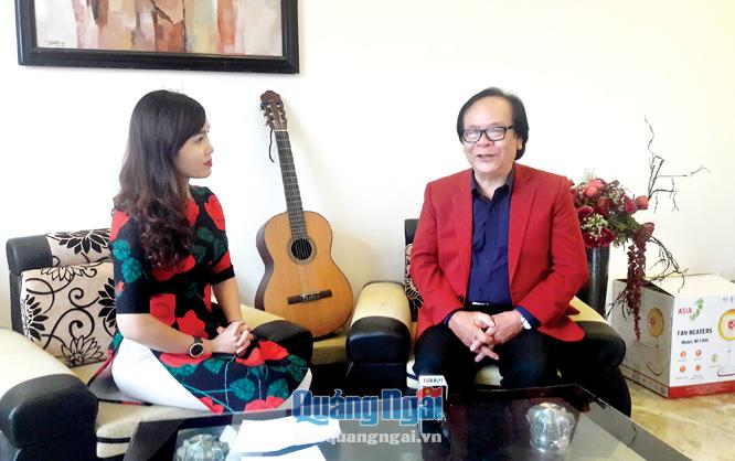 Nhạc sĩ Trần Xuân Tiến trả lời phỏng vấn Đài PT-TH Quảng Ngãi trong một lần về thăm quê.