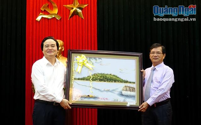 Lãnh đạo tỉnh Quảng Ngãi tặng bức tranh lưu niệm cho Bộ trưởng Bộ GD& ĐT Phùng Xuân Nhạ
