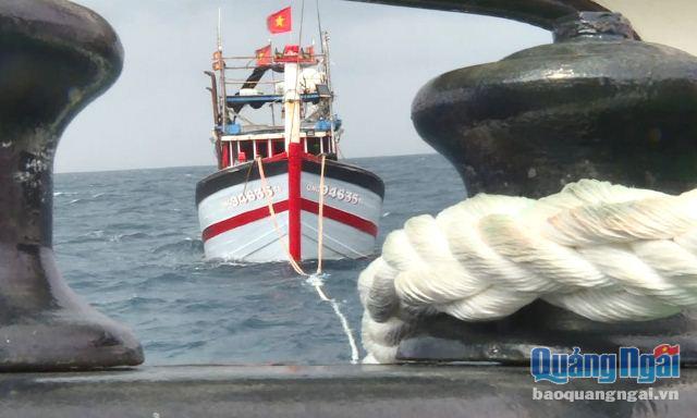 Video: Lai dắt tàu cá cùng 12 ngư dân bị nạn trên biển về đảo Lý Sơn an toàn