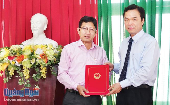 Phó Chủ tịch UBND tỉnh Đặng Ngọc Dũng trao Quyết định bổ nhiệm cho đồng chí Nguyễn Ngọc Trân.