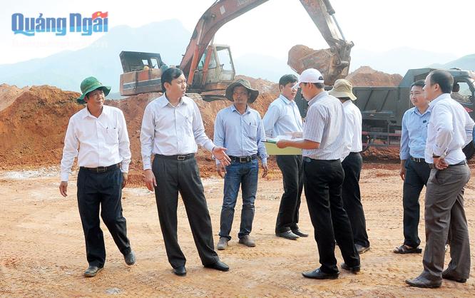 Phó Chủ tịch UBND tỉnh Phạm Trường Thọ (thứ hai, từ trái qua) kiểm tra công tác thi công dự án khu tái định canh, định cư Nước Y, xã Ba Vinh (Ba Tơ).