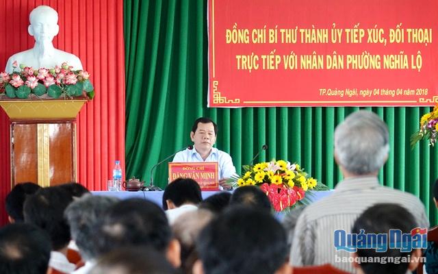 Bí thư Thành ủy Đặng Văn Minh lắng nghe ý kiến của nhân dân
