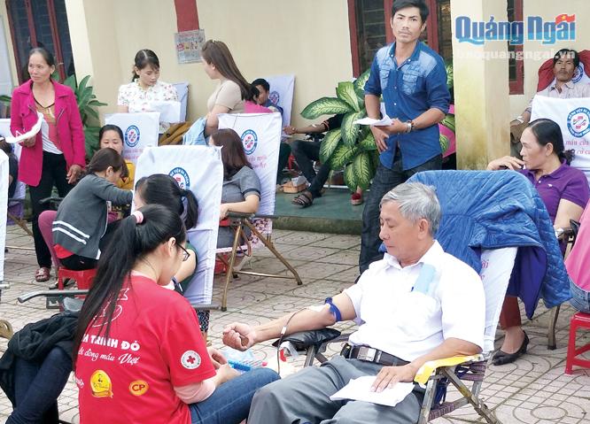 Hình ảnh thầy giáo Lê Hữu Ngạn, 57 tuổi vẫn tham gia hiến máu, để lại những ấn tượng, tình cảm tốt đẹp với mọi người.