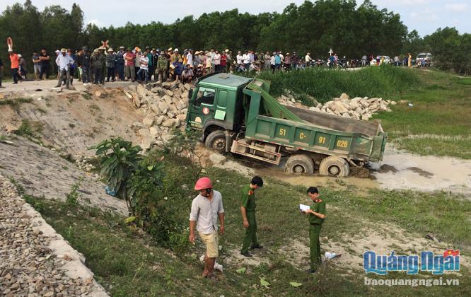 Vụ TNGT giữa tàu hỏa TN5 với xe tải tại nút giao đường sắt với đường liên xã Tịnh Trà-Tịnh Hiệp khiến tài xế xe tải tử vong.