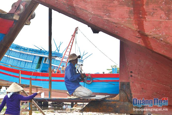 Hoạt động sửa chữa tàu thuyền tại HTX Dịch vụ và  Khai thác hải sản xa bờ Nghĩa Phú.