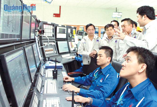 Bí thư Tỉnh ủy Lê Viết Chữ đầu tiên (bên trái) kiểm tra tình hình hoạt động của NMLD Dung Quất (tháng 1.2018).