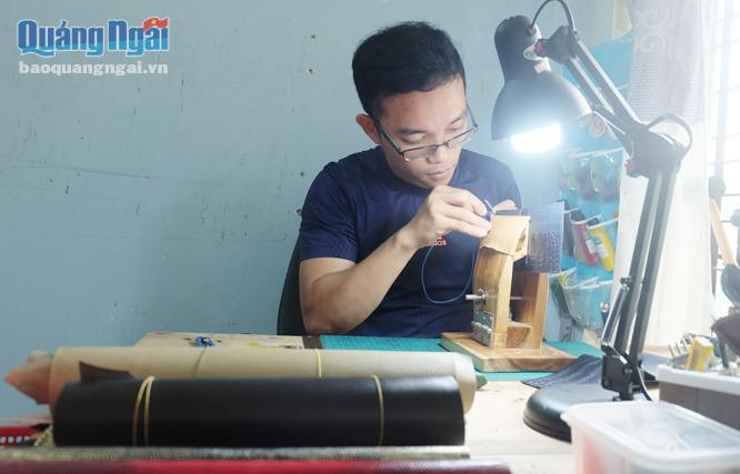 Để hoàn thành sản phẩm thủ công, Trương Quang Hiếu phải cẩn thận, tỉ mỉ và tốn nhiều thời gian thực hiện các công đoạn.